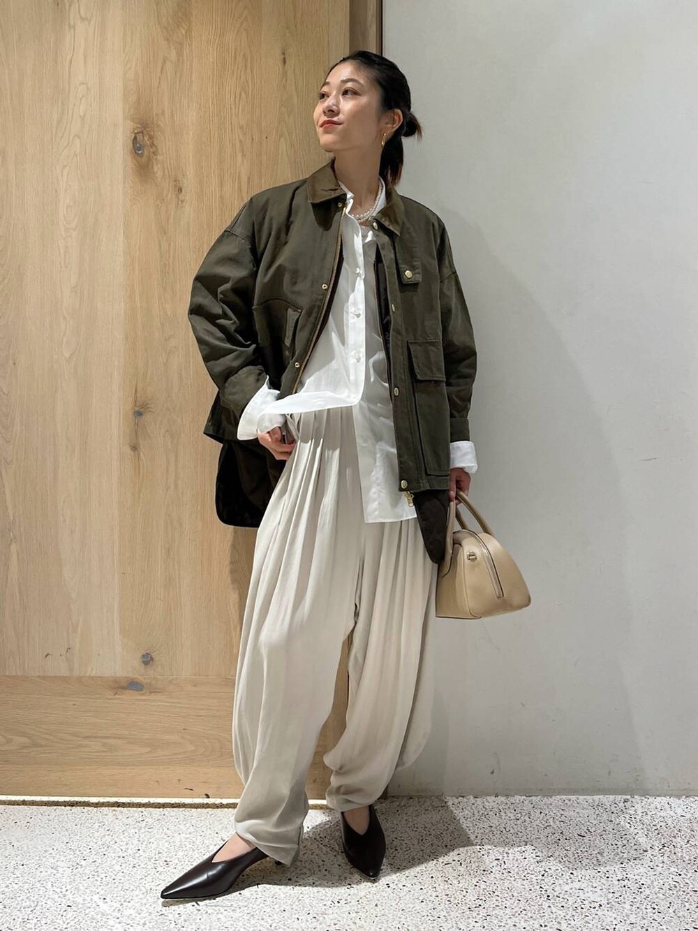 ホワイト系のシャツ/ブラウス、グリーン系のブルゾン、ホワイト系のその他パンツを着用したレディースの秋コーディネートの2枚目の写真