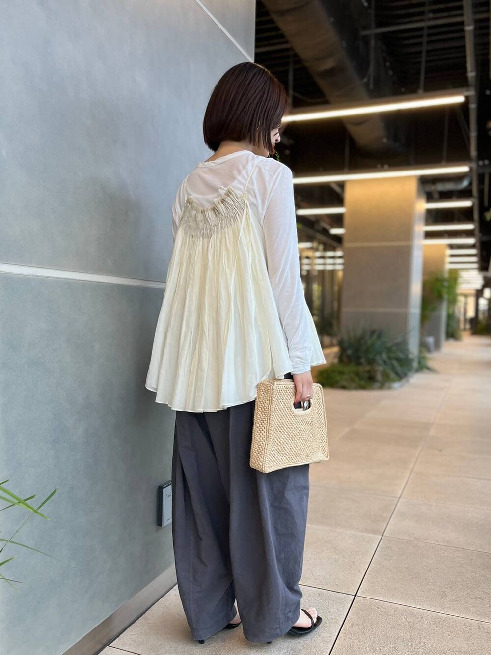 ホワイト系のキャミソール、ホワイト系のTシャツ/カットソー、グレー系のその他パンツを着用したレディースの夏コーディネートの6枚目の写真