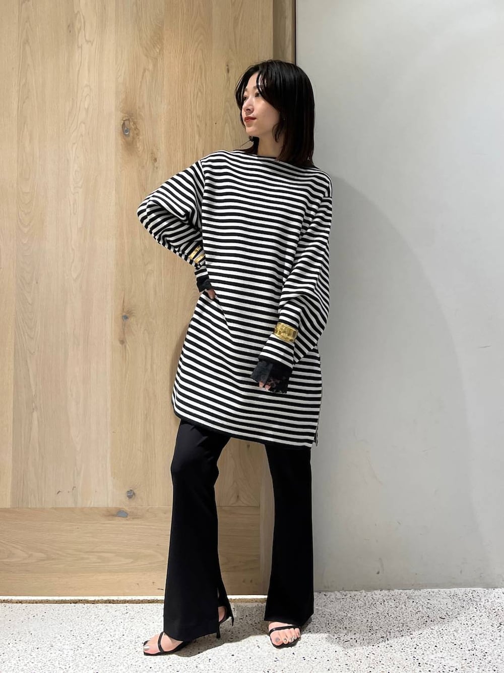 ブラック系のその他パンツ、ブラック系のシャツ/ブラウス、ブラック系のニット/セーターを着用したレディースの冬コーディネートの2枚目の写真