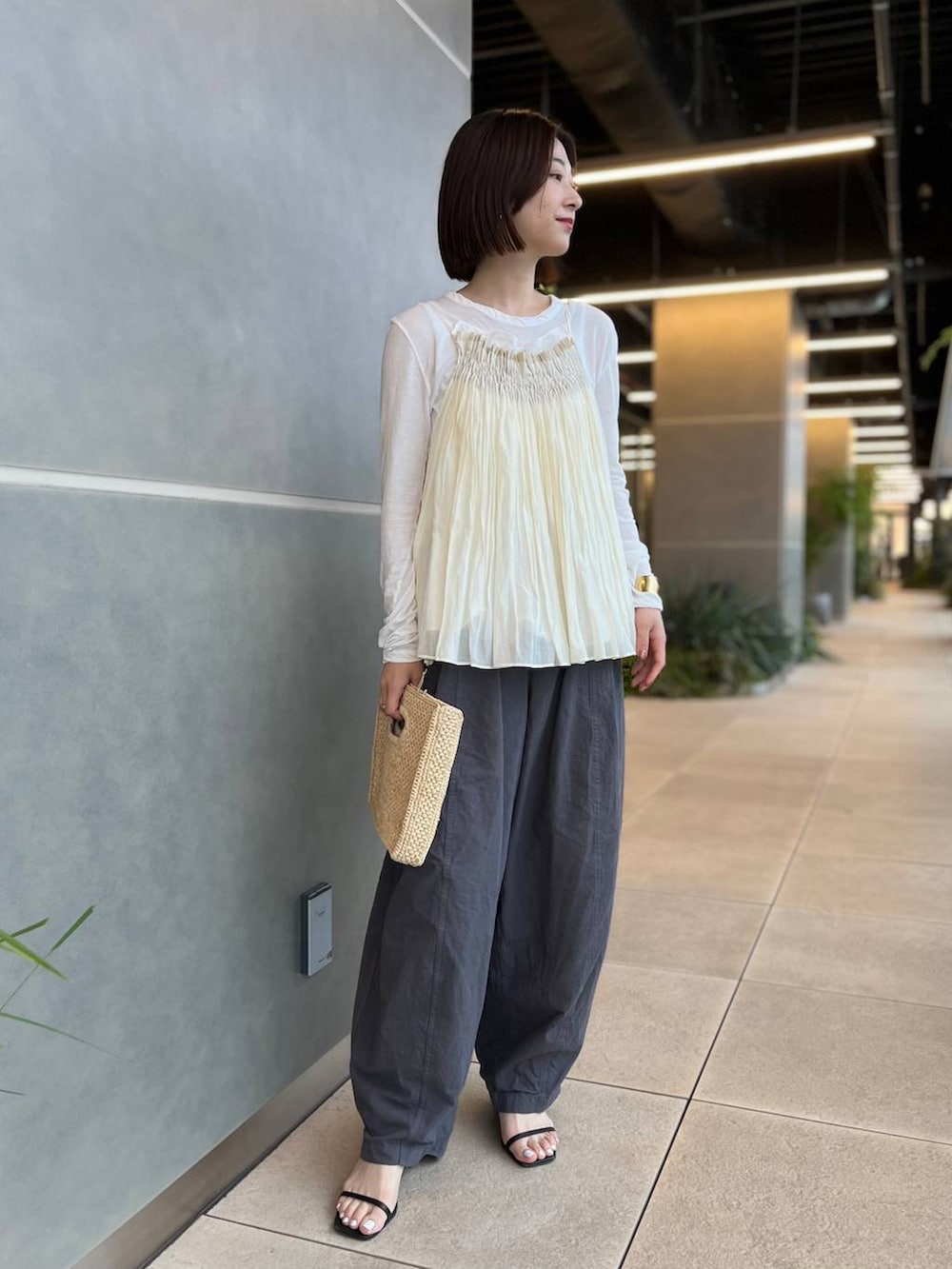 ホワイト系のキャミソール、ホワイト系のTシャツ/カットソー、グレー系のその他パンツを着用したレディースの夏コーディネートの3枚目の写真