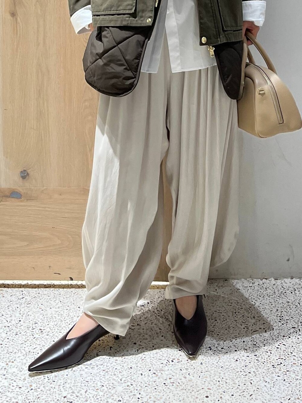 ホワイト系のシャツ/ブラウス、グリーン系のブルゾン、ホワイト系のその他パンツを着用したレディースの秋コーディネートの6枚目の写真