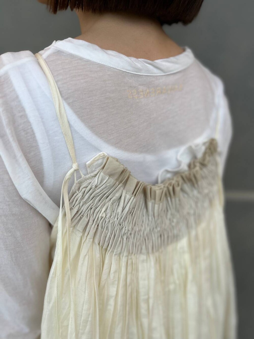 ホワイト系のキャミソール、ホワイト系のTシャツ/カットソー、グレー系のその他パンツを着用したレディースの夏コーディネートの8枚目の写真