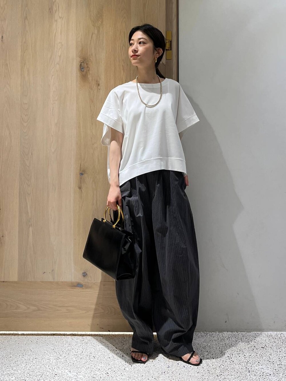 グレー系のその他パンツ、ホワイト系のTシャツ/カットソーを着用したレディースの春コーディネートの5枚目の写真