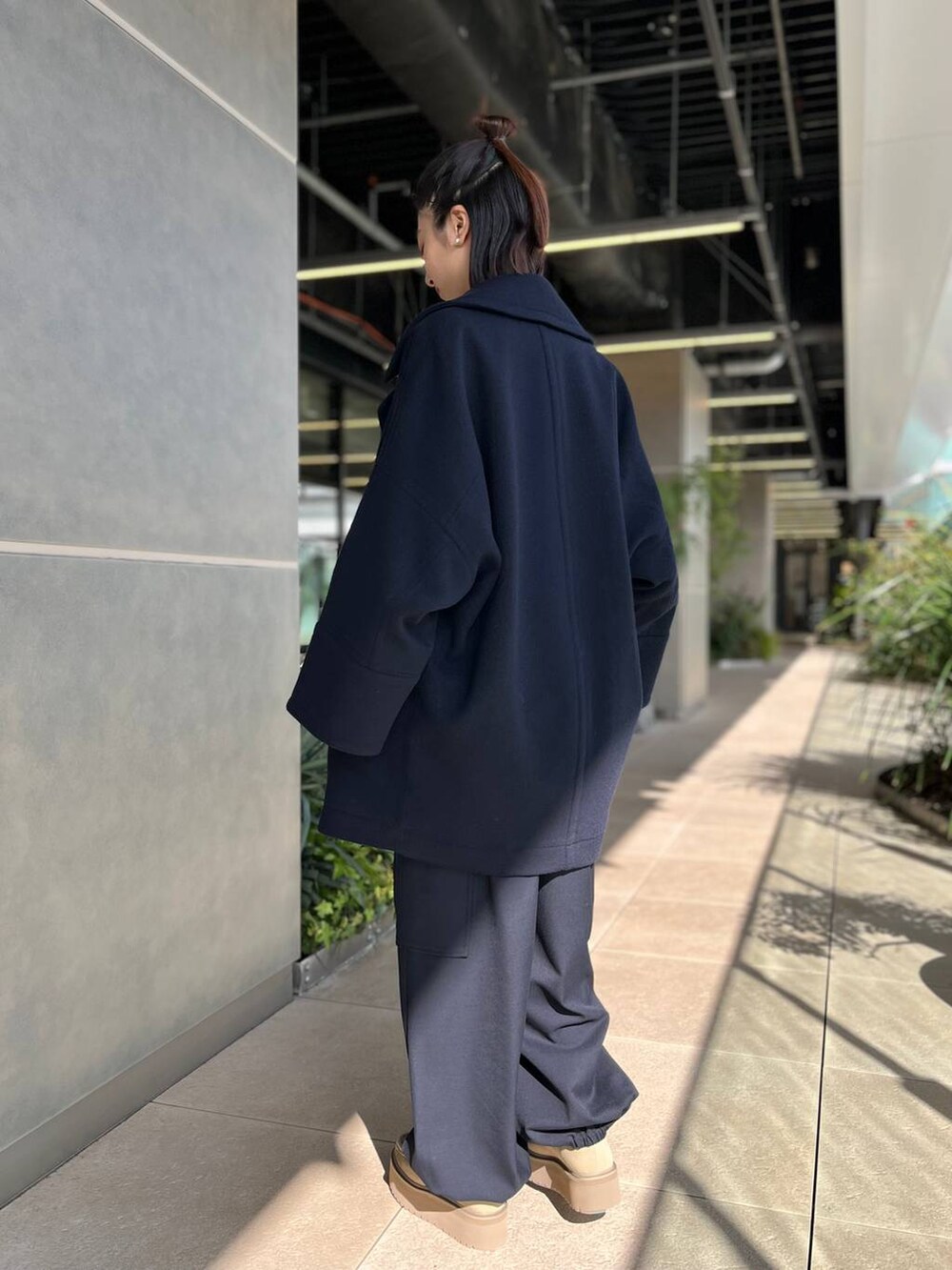 ブルー系のピーコート、ブルー系のカーゴパンツ、ブルー系のスウェットを着用したレディースの秋コーディネートの4枚目の写真