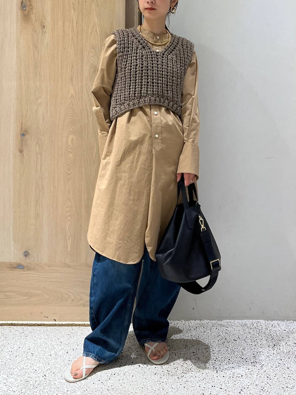 ブルー系のデニムパンツ、ベージュ系のベスト、ベージュ系のシャツ/ブラウスを着用したレディースの春コーディネートの2枚目の写真