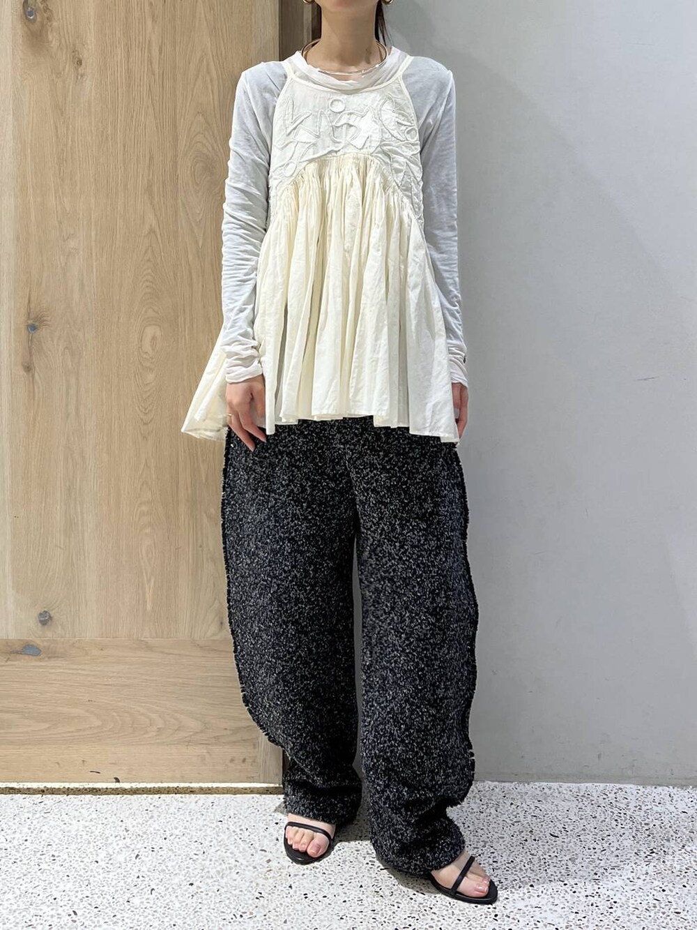 ホワイト系のTシャツ/カットソー、ホワイト系のキャミソール、ブラック系のその他パンツを着用したレディースの冬コーディネートの8枚目の写真