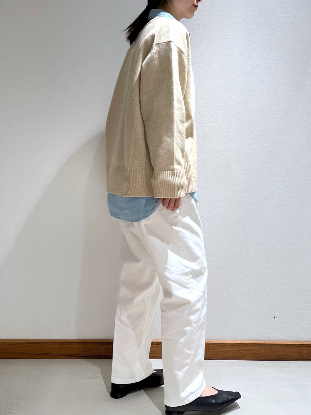 ブラック系のパンプス、ベージュ系のショルダーバッグ、ベージュ系のカーディガン/ボレロを着用したレディースの冬コーディネートの3枚目の写真