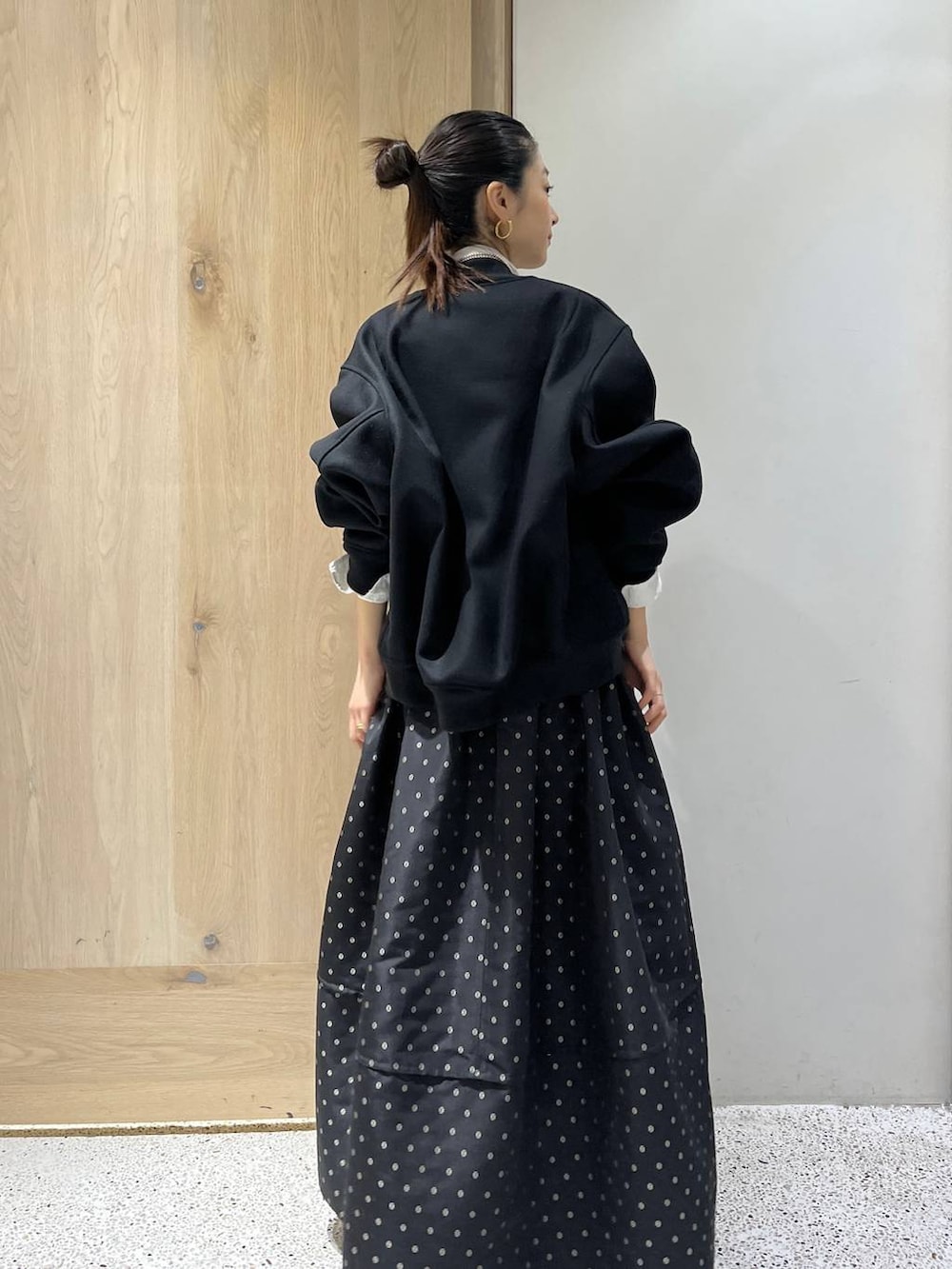 ブラック系のスカート、ブラック系のブルゾン、ホワイト系のシャツ/ブラウスを着用したレディースの秋コーディネートの7枚目の写真