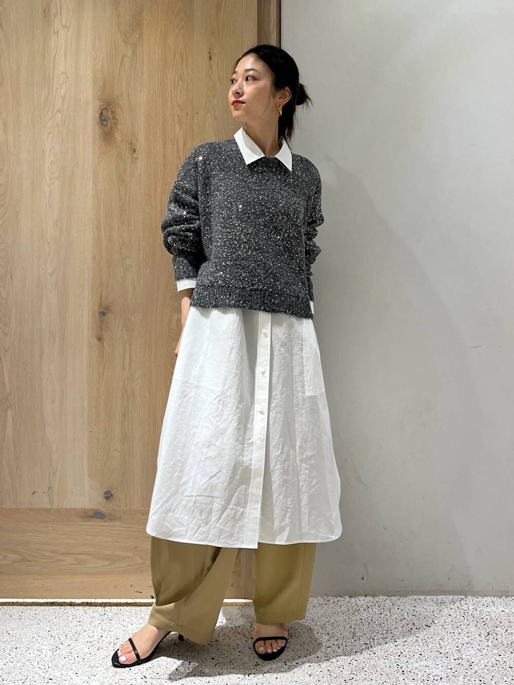 イエロー系のその他パンツ、グレー系のニット/セーター、ホワイト系のシャツ/ブラウスを着用したレディースの夏コーディネートの2枚目の写真