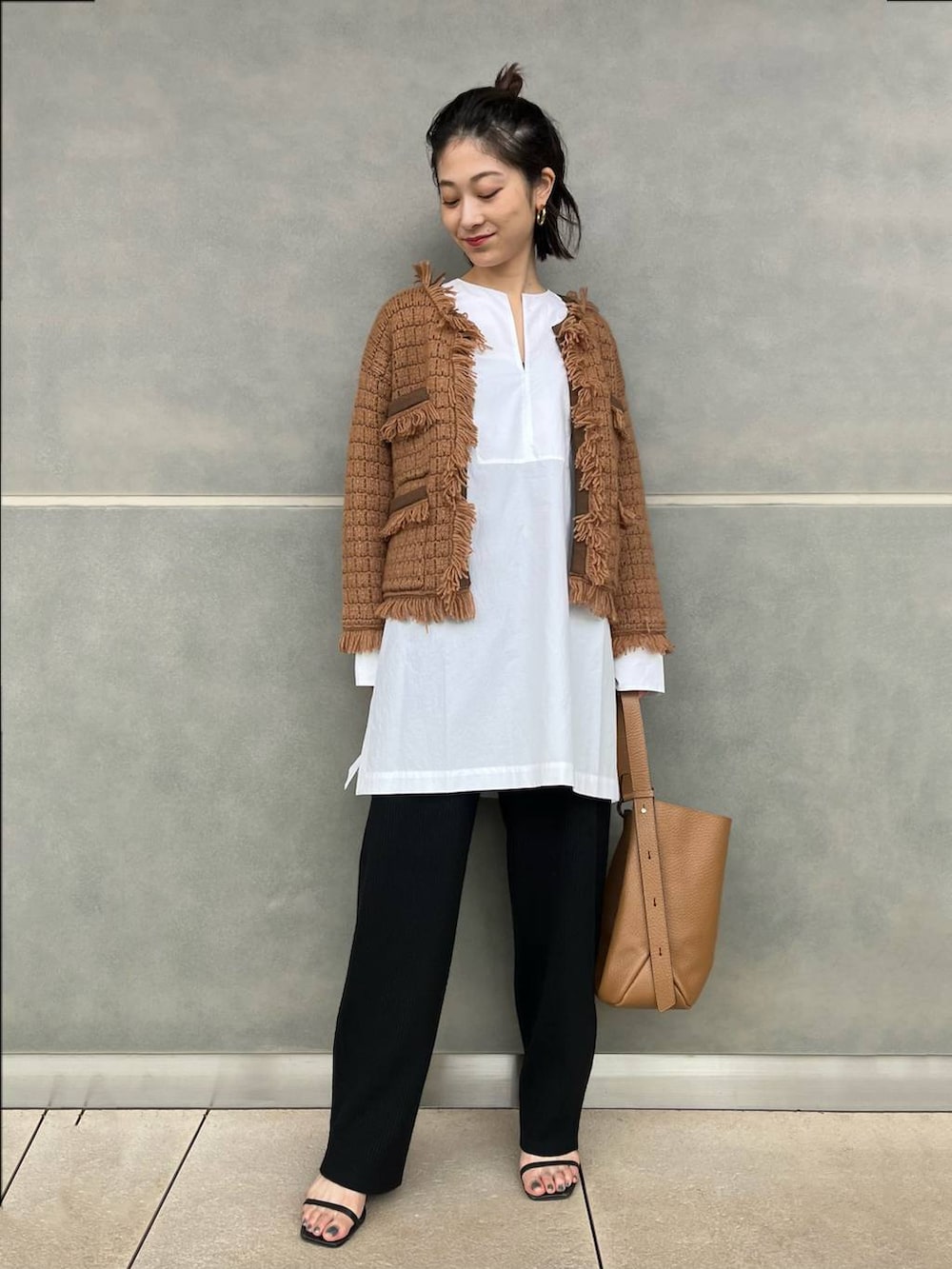 ホワイト系のシャツ/ブラウス、イエロー系のカーディガン/ボレロ、ブラック系のその他パンツを着用したレディースの秋コーディネートの3枚目の写真