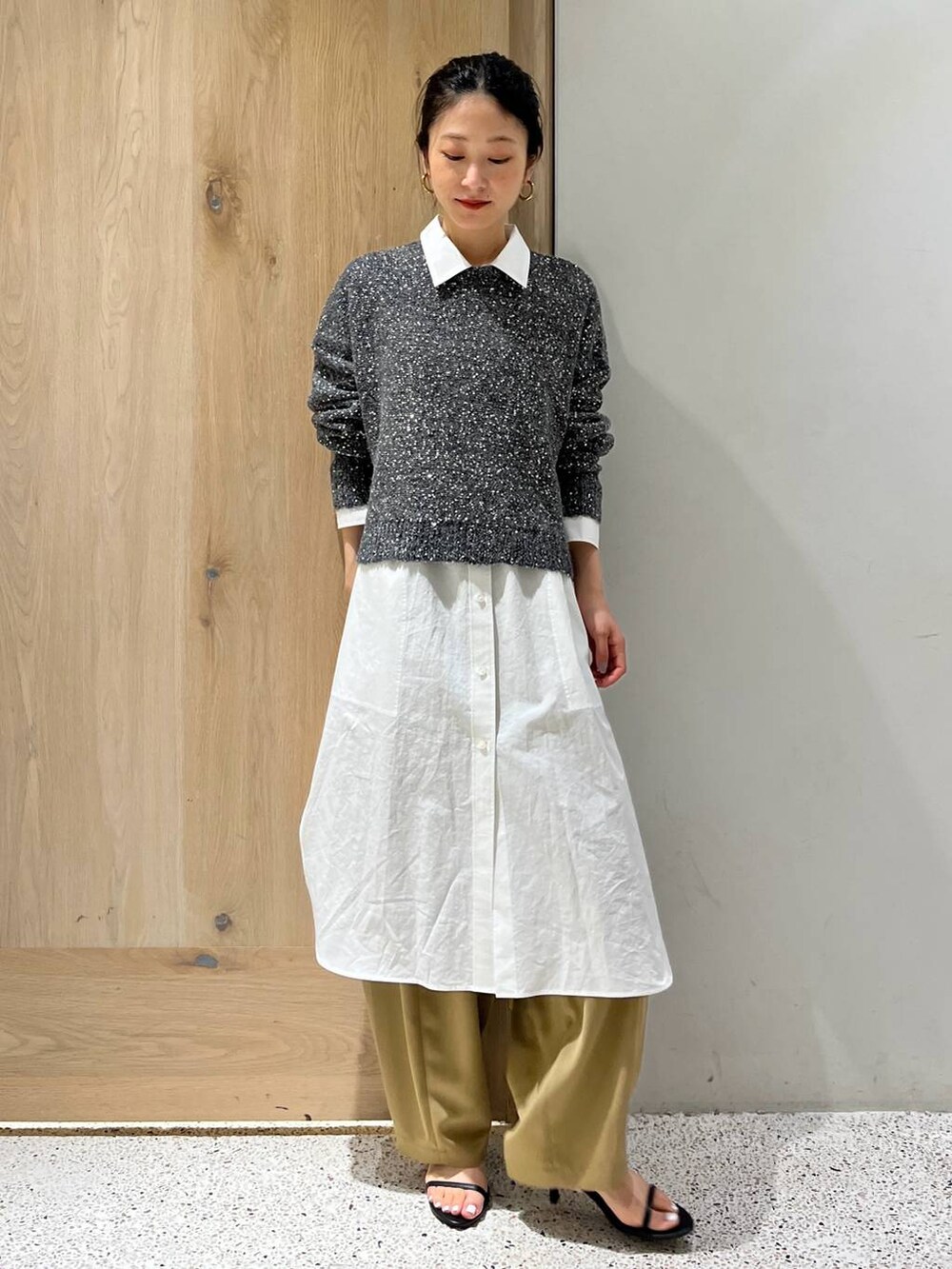 イエロー系のその他パンツ、グレー系のニット/セーター、ホワイト系のシャツ/ブラウスを着用したレディースの夏コーディネートの6枚目の写真