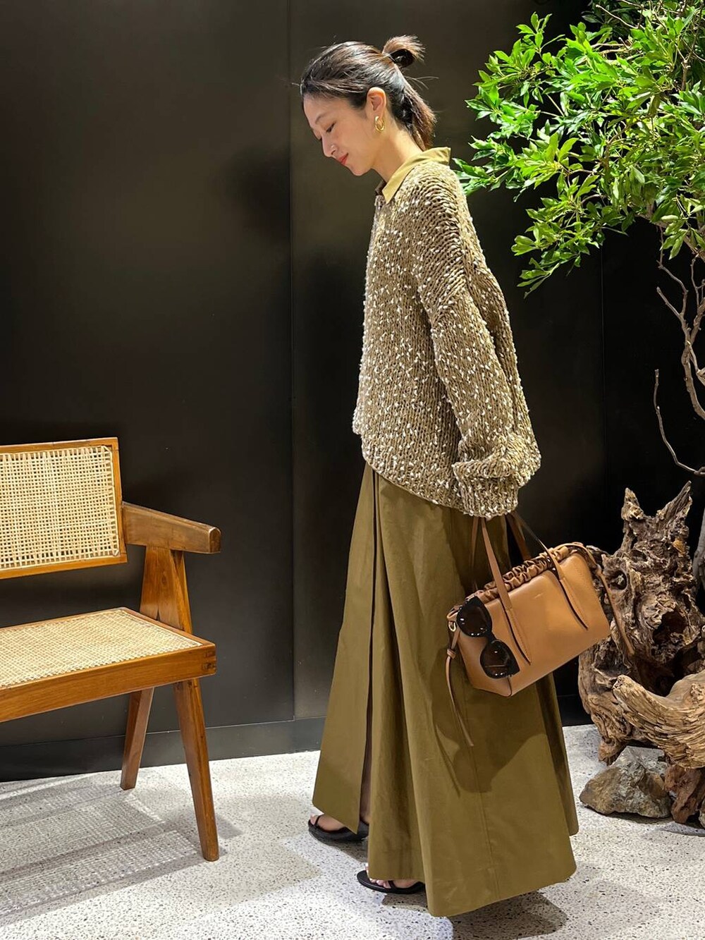 ベージュ系のワンピース、ベージュ系のニット/セーターを着用したレディースの夏コーディネートの5枚目の写真