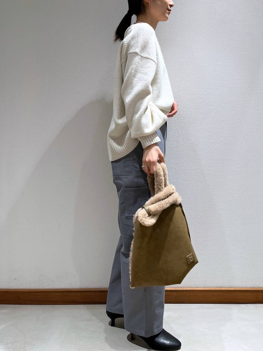 ブラック系のブーツ、グレー系のその他パンツ、ブラウン系のニット/セーターを着用したレディースの冬コーディネートの3枚目の写真