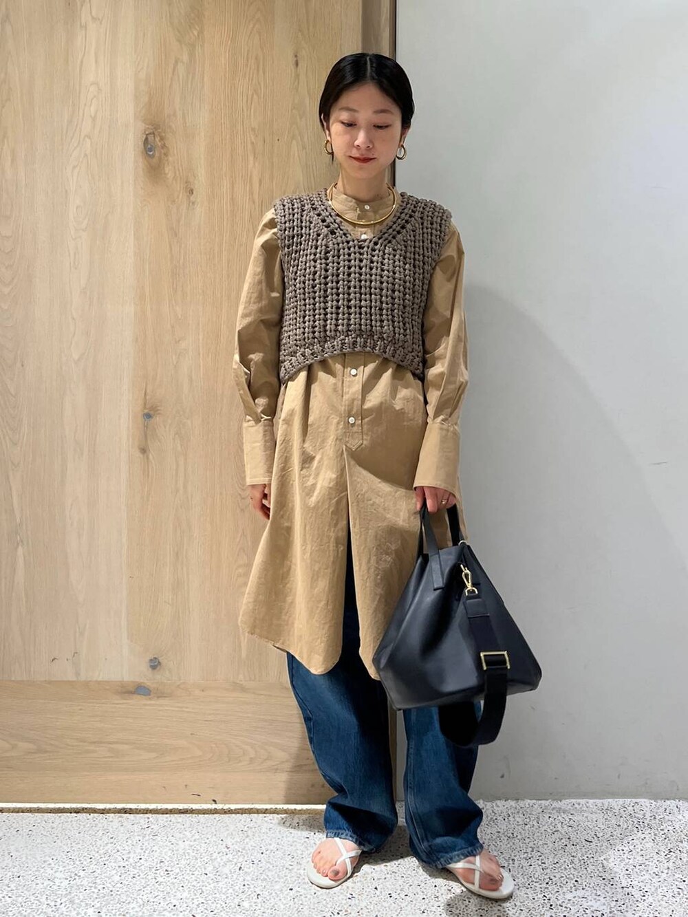 ブルー系のデニムパンツ、ベージュ系のベスト、ベージュ系のシャツ/ブラウスを着用したレディースの春コーディネートの6枚目の写真