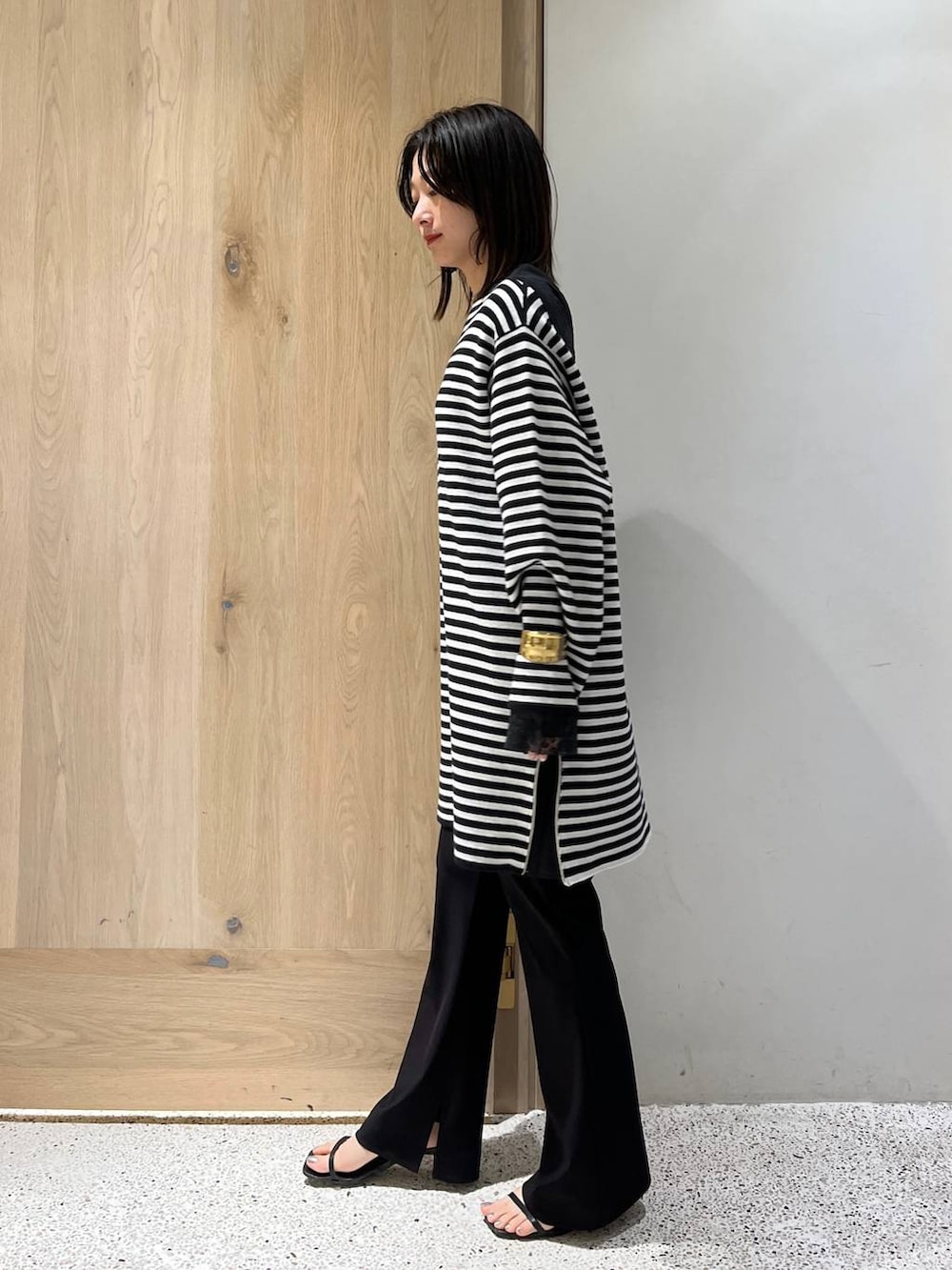 ブラック系のその他パンツ、ブラック系のシャツ/ブラウス、ブラック系のニット/セーターを着用したレディースの冬コーディネートの3枚目の写真