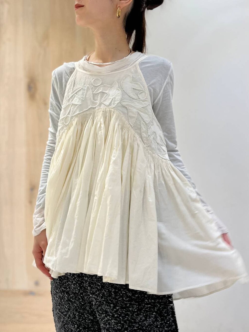 ホワイト系のTシャツ/カットソー、ホワイト系のキャミソール、ブラック系のその他パンツを着用したレディースの冬コーディネートの7枚目の写真