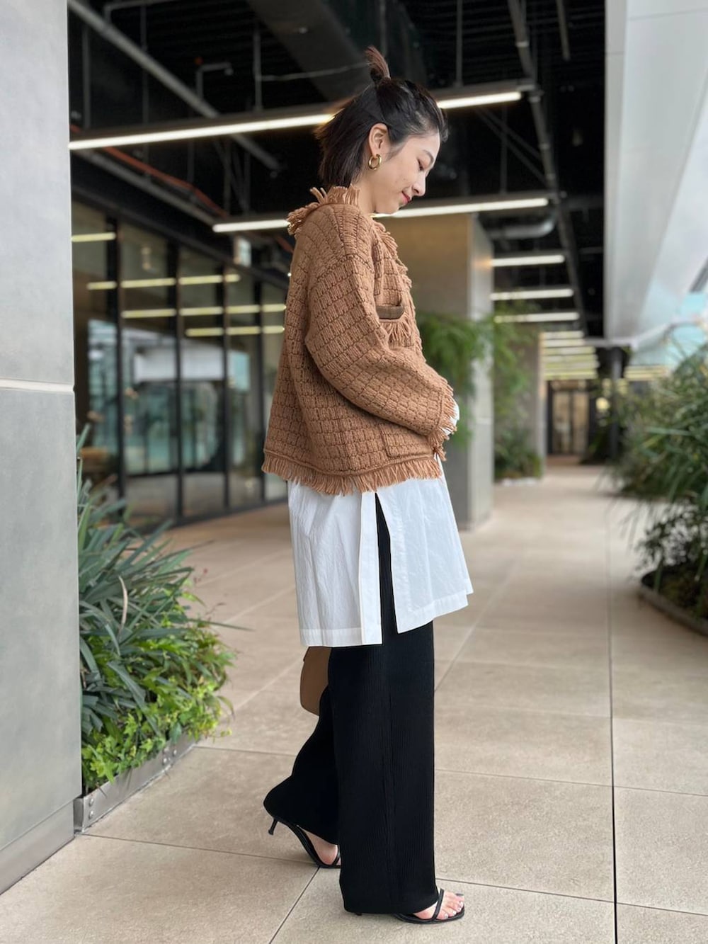 ホワイト系のシャツ/ブラウス、イエロー系のカーディガン/ボレロ、ブラック系のその他パンツを着用したレディースの秋コーディネートの6枚目の写真