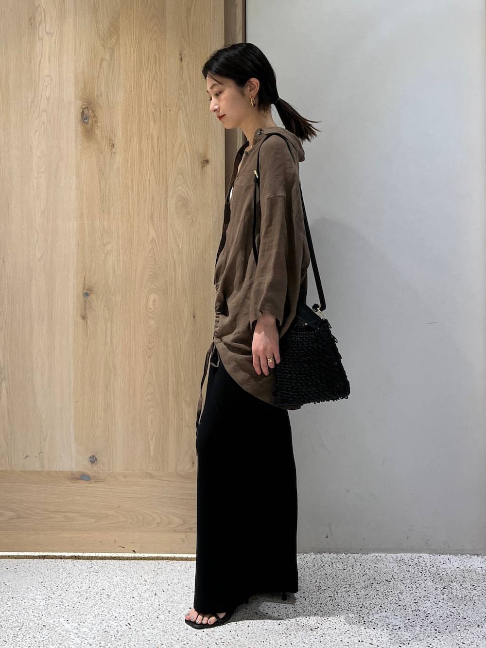 ブラック系のその他パンツ、ブラウン系のシャツ/ブラウス、ゴールド系のバングル/リストバンドを着用したレディースの春コーディネートの3枚目の写真