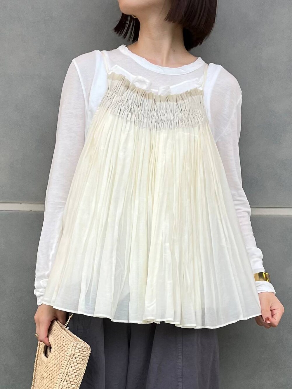 ホワイト系のキャミソール、ホワイト系のTシャツ/カットソー、グレー系のその他パンツを着用したレディースの夏コーディネートの7枚目の写真