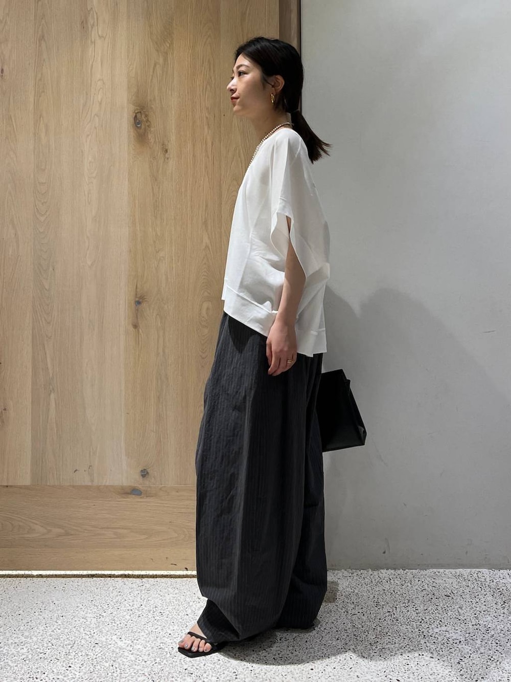 グレー系のその他パンツ、ホワイト系のTシャツ/カットソーを着用したレディースの春コーディネートの3枚目の写真