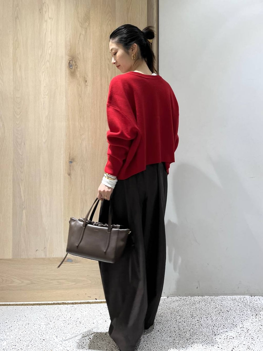 ホワイト系のTシャツ/カットソー、レッド系のカーディガン/ボレロを着用したレディースの秋コーディネートの5枚目の写真