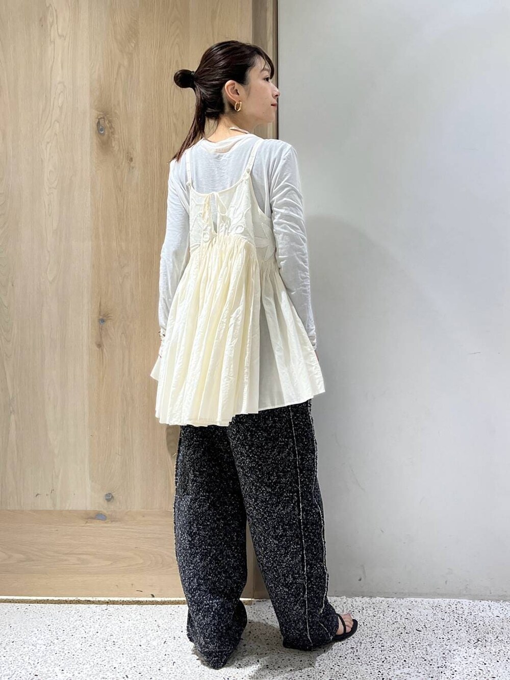 ホワイト系のTシャツ/カットソー、ホワイト系のキャミソール、ブラック系のその他パンツを着用したレディースの冬コーディネートの5枚目の写真