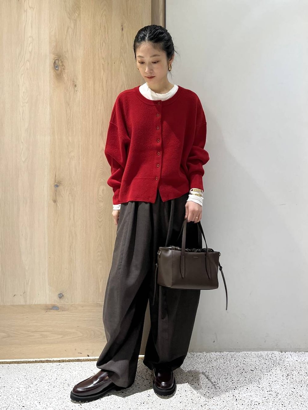 ホワイト系のTシャツ/カットソー、レッド系のカーディガン/ボレロを着用したレディースの秋コーディネートの2枚目の写真