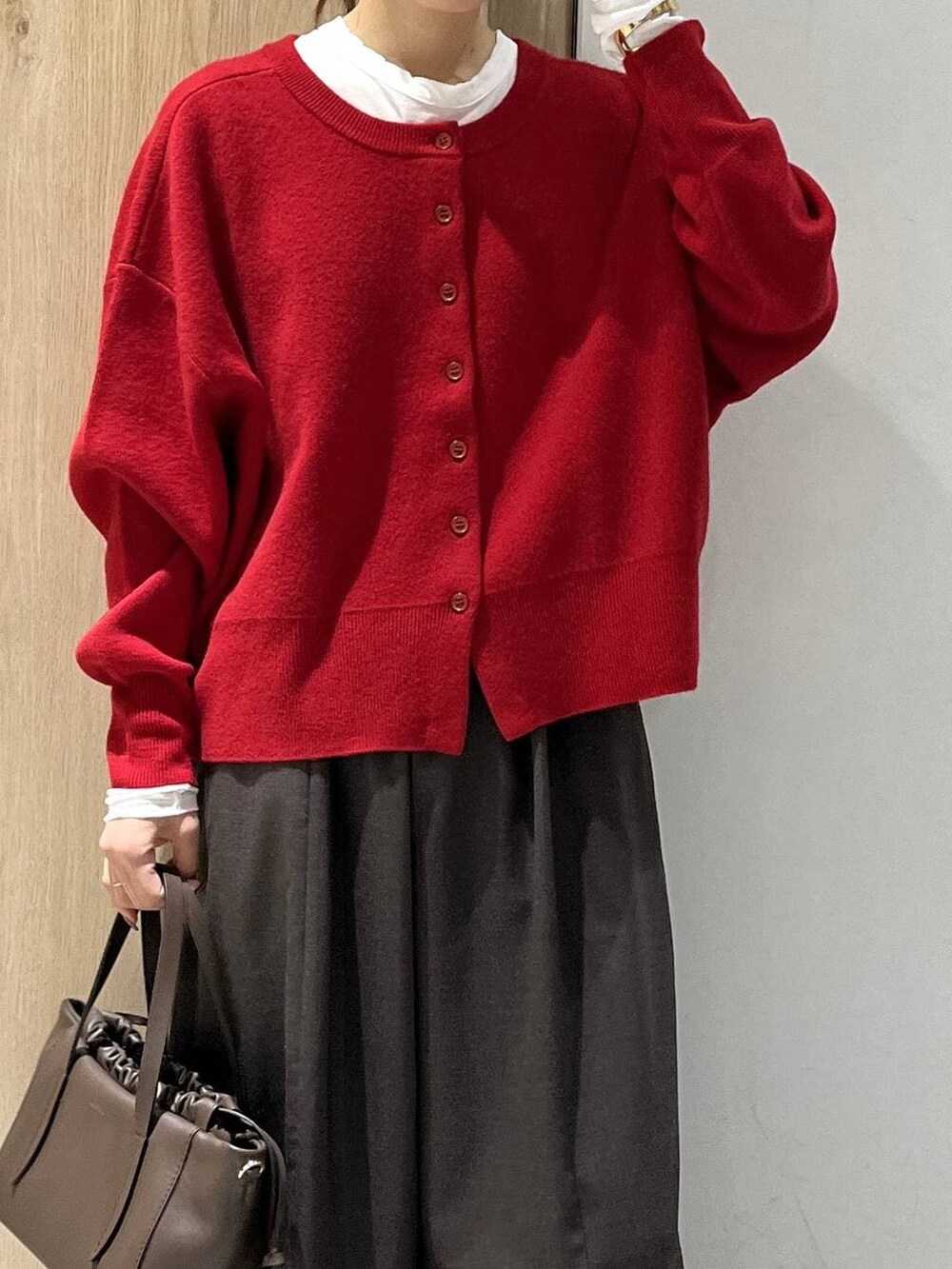 ホワイト系のTシャツ/カットソー、レッド系のカーディガン/ボレロを着用したレディースの秋コーディネートの6枚目の写真