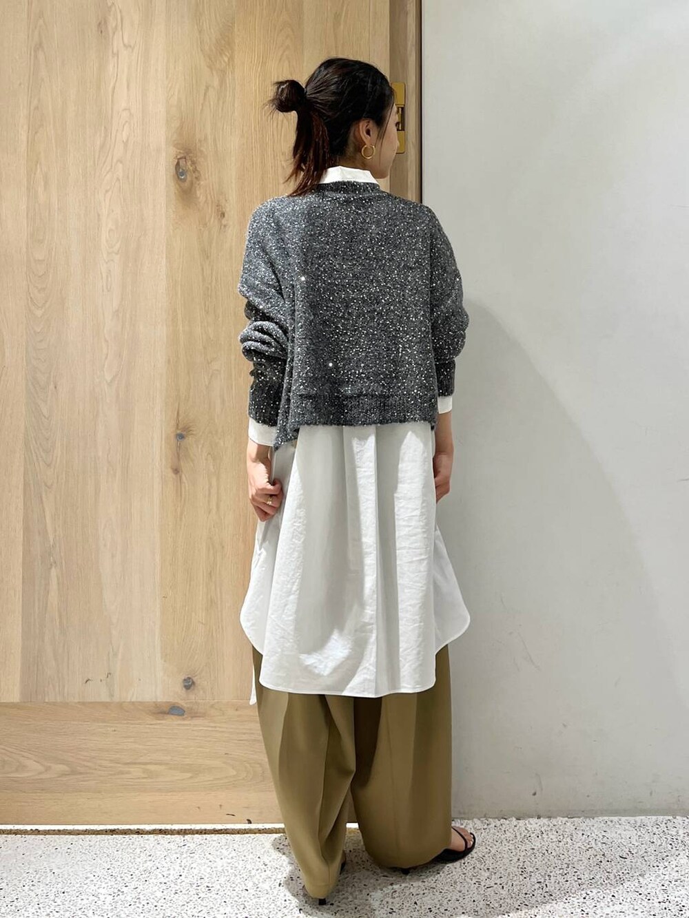 イエロー系のその他パンツ、グレー系のニット/セーター、ホワイト系のシャツ/ブラウスを着用したレディースの夏コーディネートの8枚目の写真