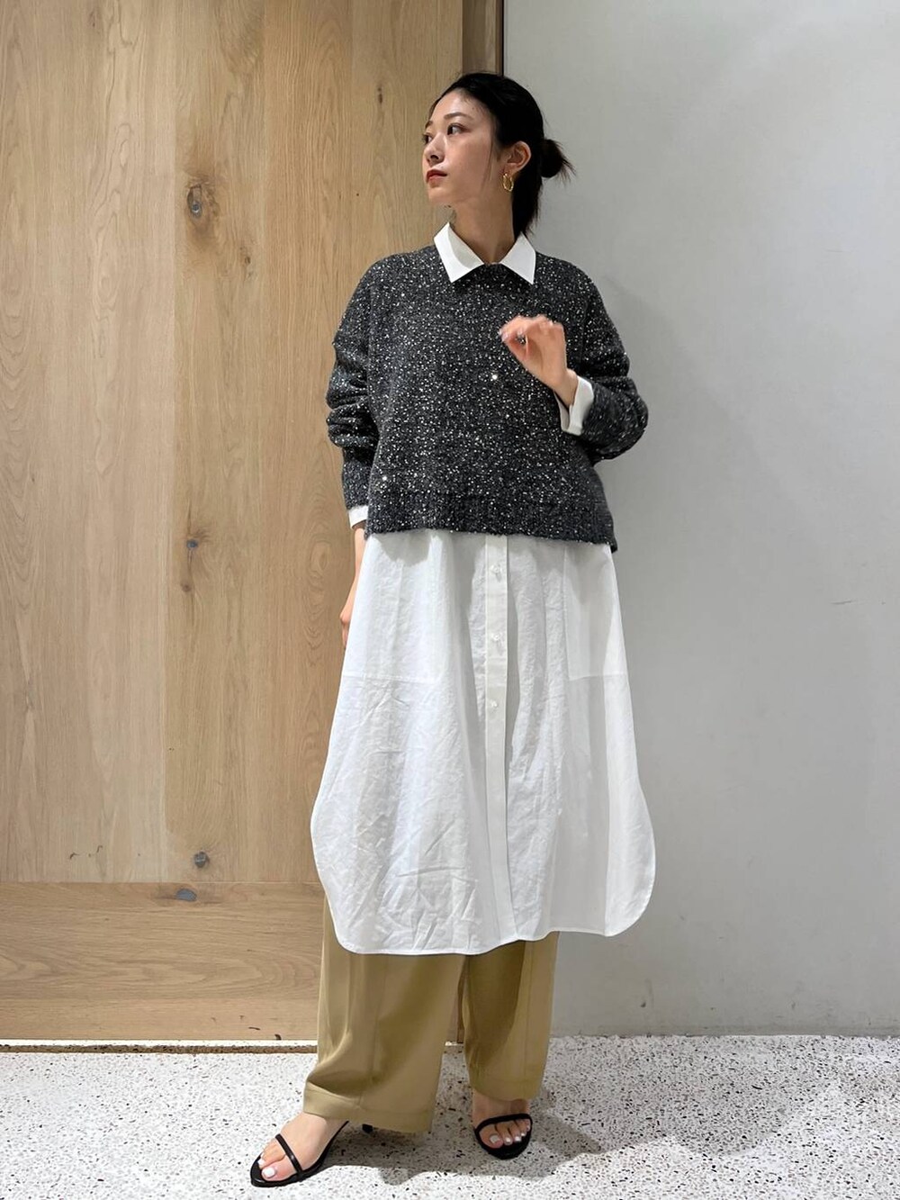 イエロー系のその他パンツ、グレー系のニット/セーター、ホワイト系のシャツ/ブラウスを着用したレディースの夏コーディネートの3枚目の写真