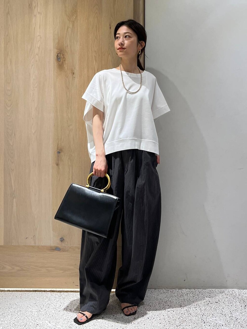 グレー系のその他パンツ、ホワイト系のTシャツ/カットソーを着用したレディースの春コーディネートの2枚目の写真