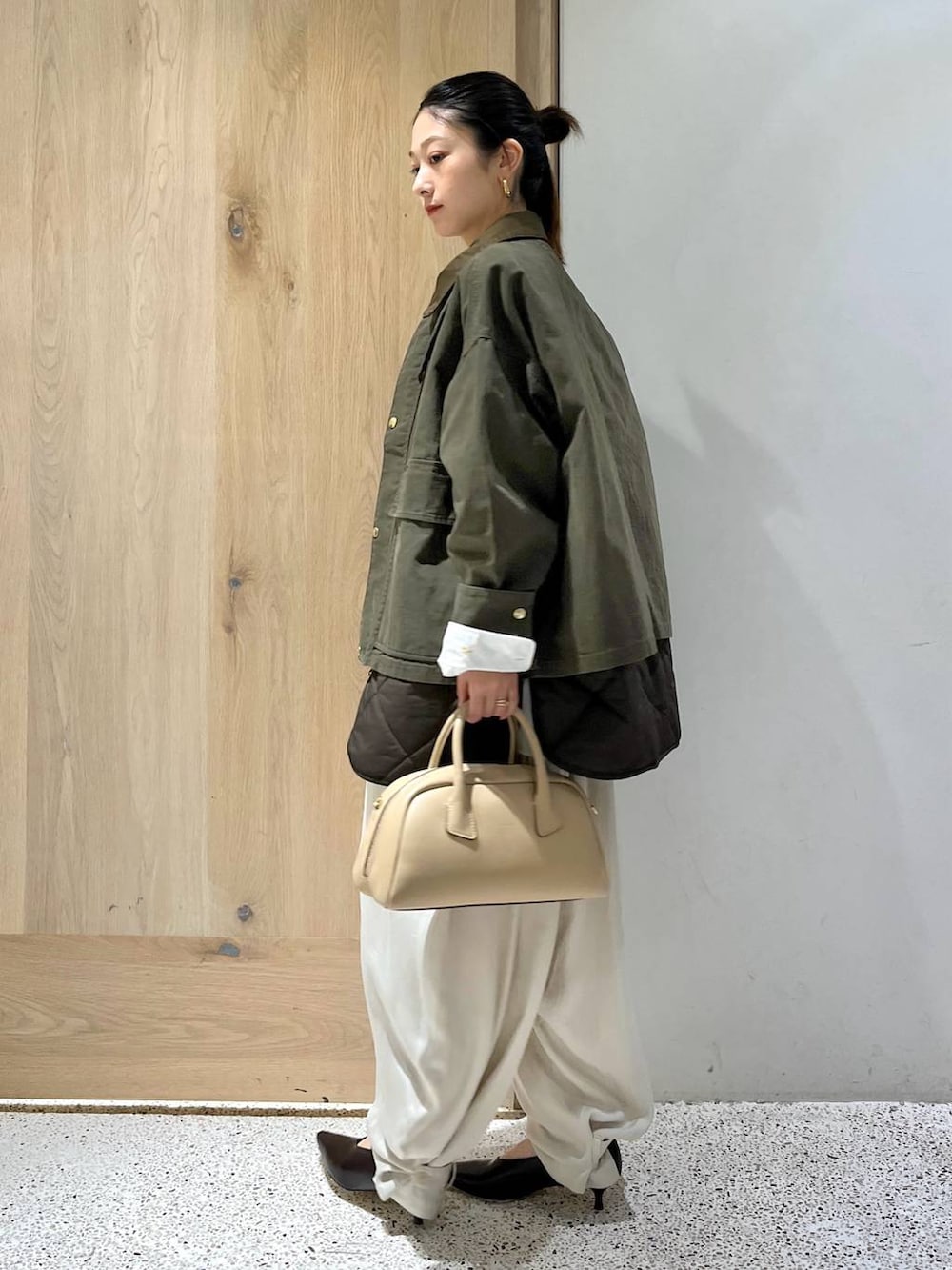 ホワイト系のシャツ/ブラウス、グリーン系のブルゾン、ホワイト系のその他パンツを着用したレディースの秋コーディネートの3枚目の写真