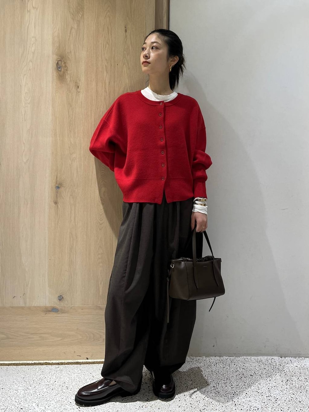 ホワイト系のTシャツ/カットソー、レッド系のカーディガン/ボレロを着用したレディースの秋コーディネートの7枚目の写真