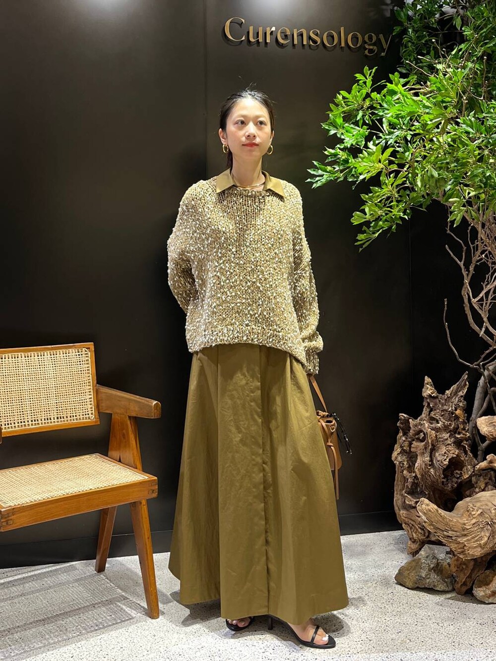 ベージュ系のワンピース、ベージュ系のニット/セーターを着用したレディースの夏コーディネートの3枚目の写真