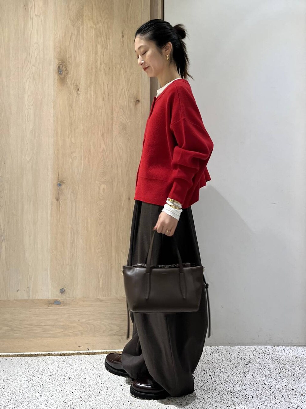 ホワイト系のTシャツ/カットソー、レッド系のカーディガン/ボレロを着用したレディースの秋コーディネートの4枚目の写真
