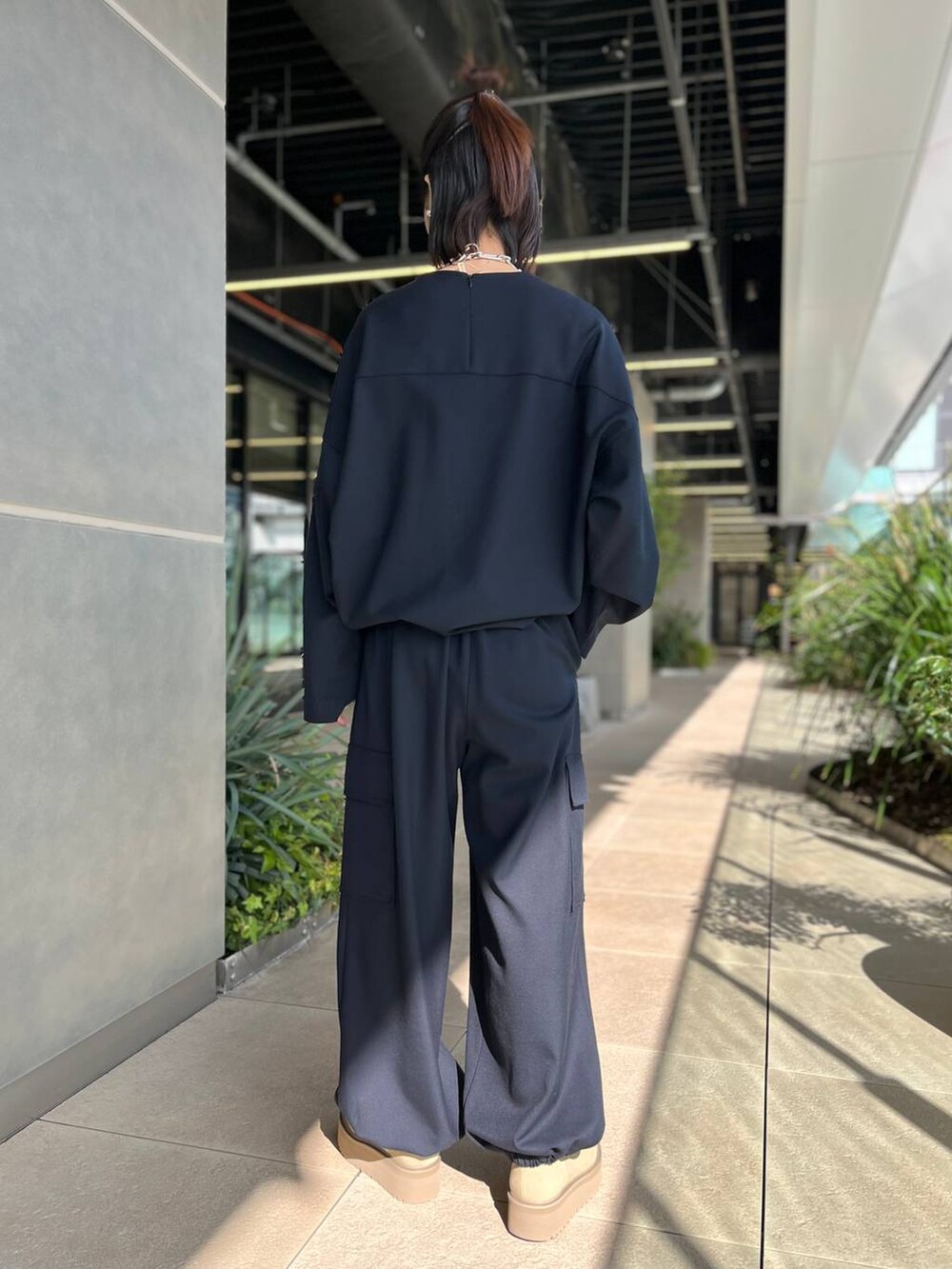 ブルー系のピーコート、ブルー系のカーゴパンツ、ブルー系のスウェットを着用したレディースの秋コーディネートの8枚目の写真