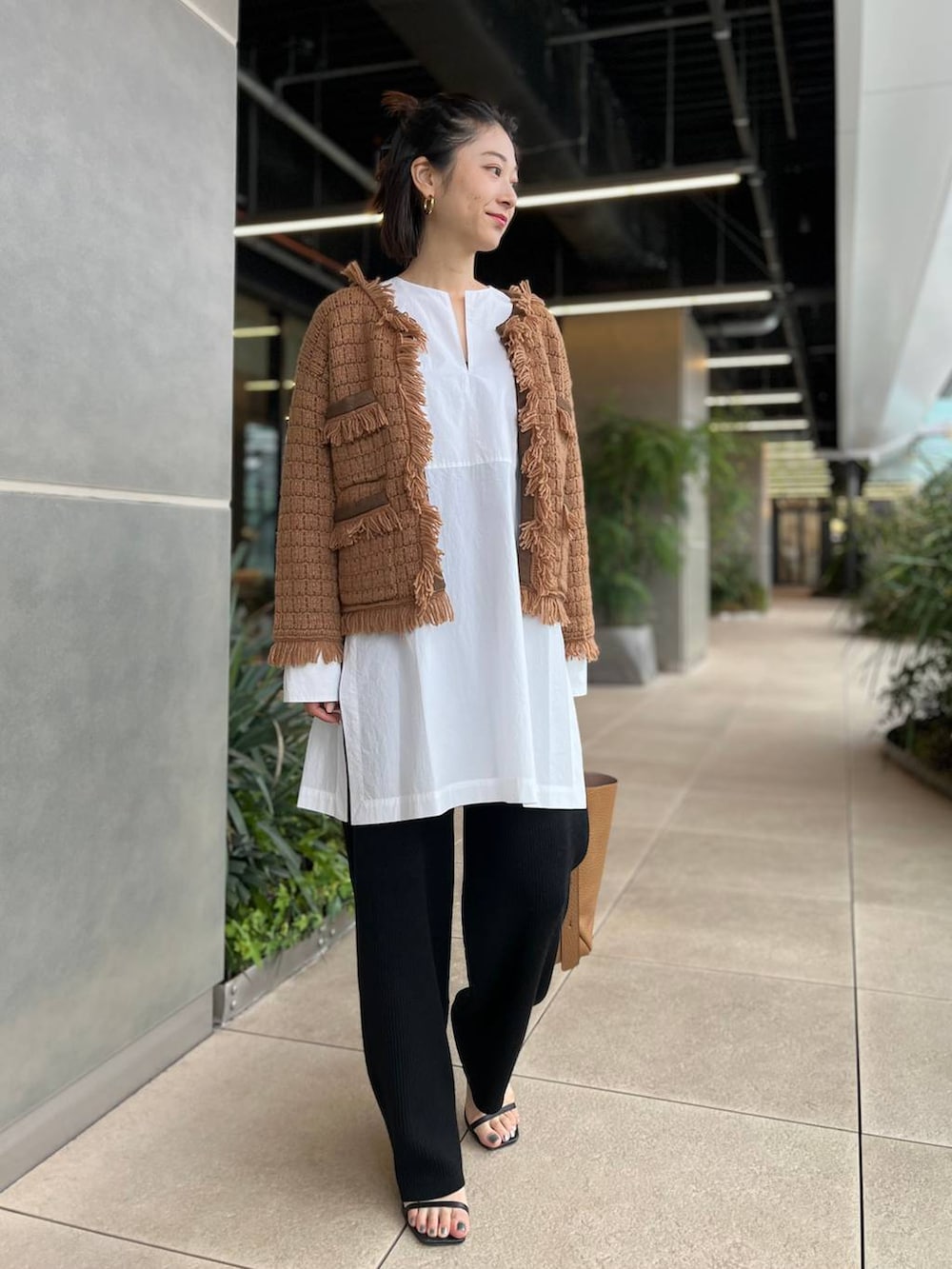 ホワイト系のシャツ/ブラウス、イエロー系のカーディガン/ボレロ、ブラック系のその他パンツを着用したレディースの秋コーディネートの5枚目の写真