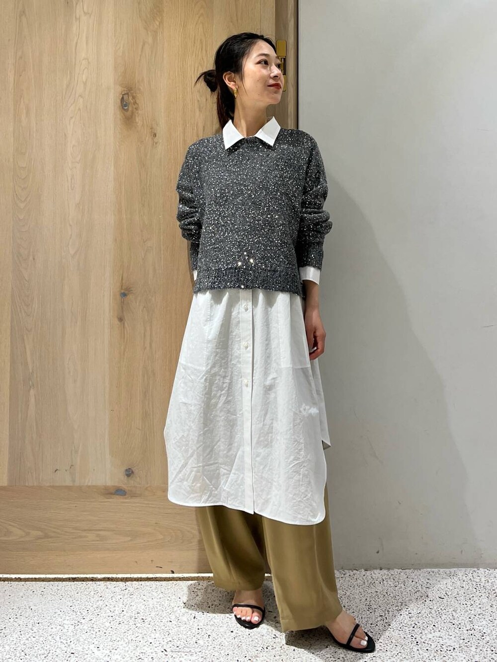 イエロー系のその他パンツ、グレー系のニット/セーター、ホワイト系のシャツ/ブラウスを着用したレディースの夏コーディネートの5枚目の写真