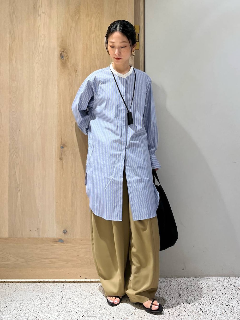 「シャツ、シャツスタイル、ラフ、旅行、秋コーデ、カジュアル、リラックス、ナチュラル、Curensology」｜「CurensologyのCurensology(カレンソロジー)/＜&RC＞ニューヘルメットバッグ（トートバッグ、ブラック系）」を使った、ruiさん（レディース・158cm）の夏コーディネートの4枚目の写真