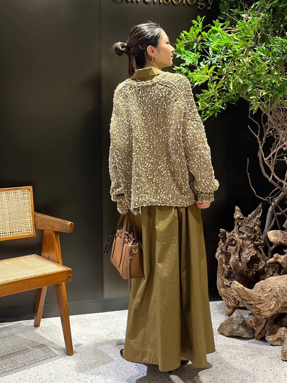 ベージュ系のワンピース、ベージュ系のニット/セーターを着用したレディースの夏コーディネートの7枚目の写真