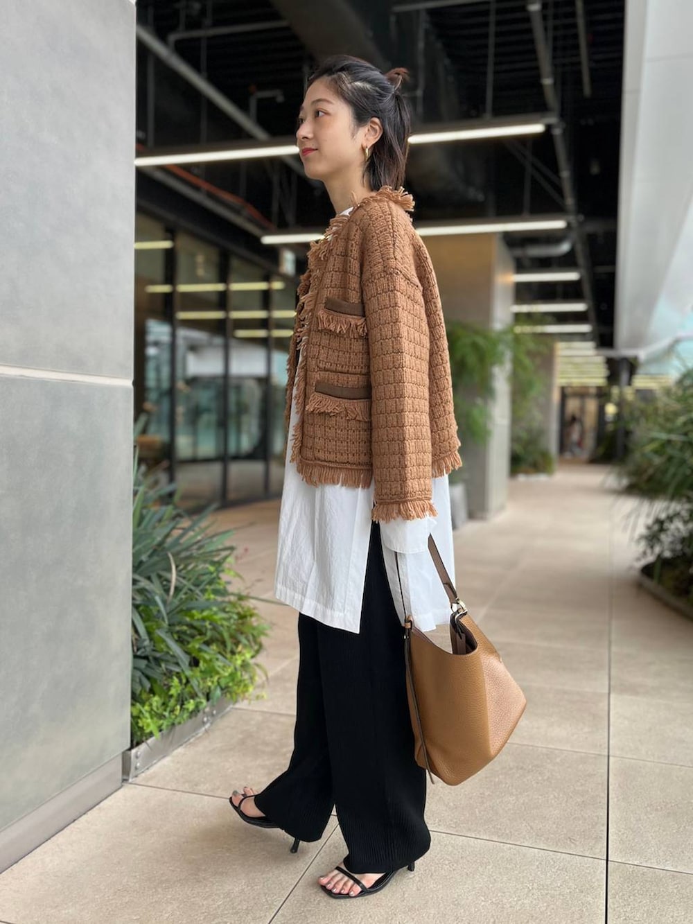 ホワイト系のシャツ/ブラウス、イエロー系のカーディガン/ボレロ、ブラック系のその他パンツを着用したレディースの秋コーディネートの9枚目の写真