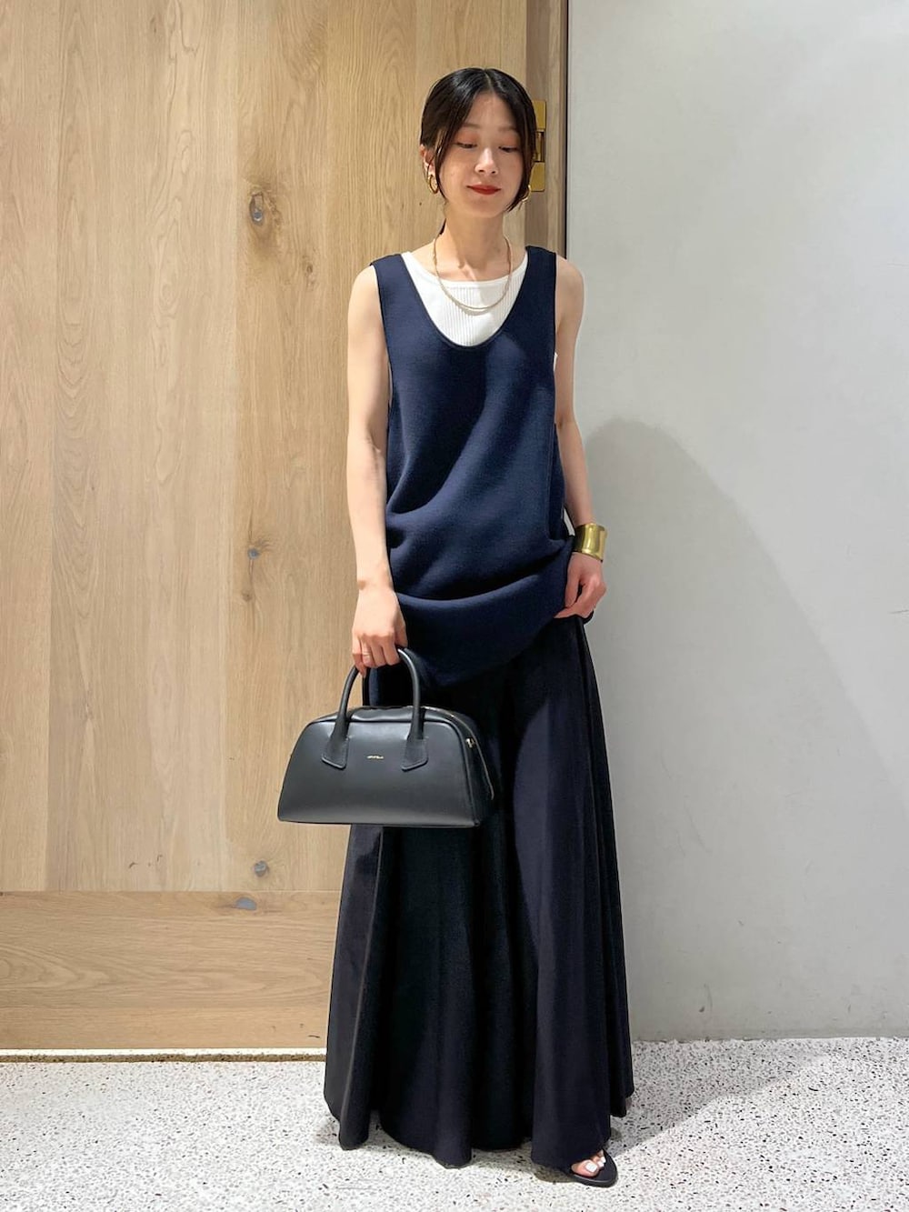 「カジュアル、リラックス、ナチュラル、Curensology、ニット、タンクトップ、スカート、ロングスカート、夏コーデ、ワントーン、ラフ、モード、ブレスレット」｜「CurensologyのCurensology(カレンソロジー)/コットンシルクニットタンクトップ（タンクトップ、ホワイト系）」を使った、ruiさん（レディース・158cm）の夏コーディネートの6枚目の写真