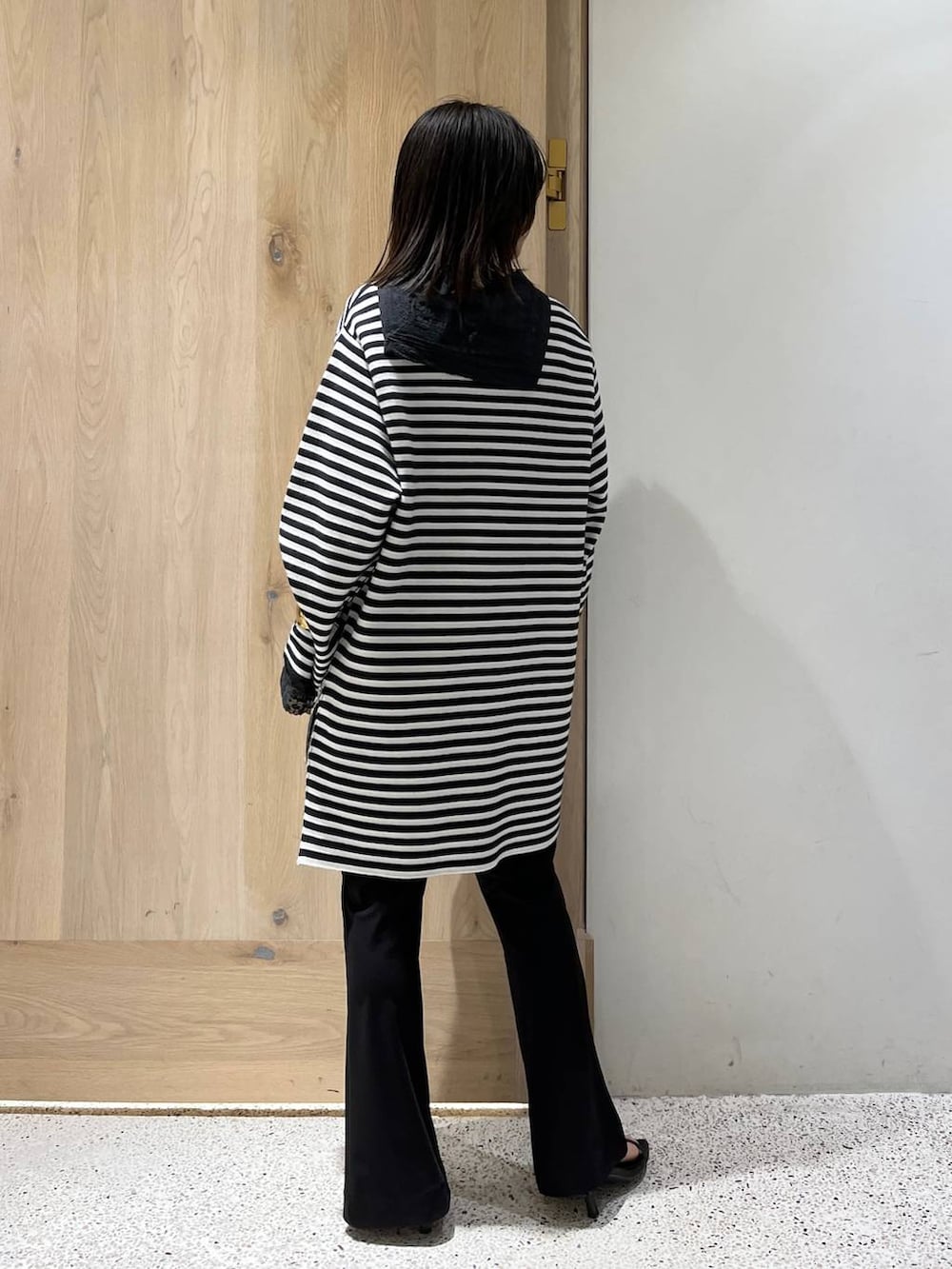 ブラック系のその他パンツ、ブラック系のシャツ/ブラウス、ブラック系のニット/セーターを着用したレディースの冬コーディネートの4枚目の写真