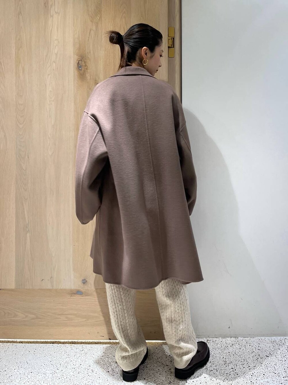 ホワイト系のシャツ/ブラウス、ホワイト系のその他パンツ、ブラウン系のチェスターコートを着用したレディースの秋コーディネートの4枚目の写真