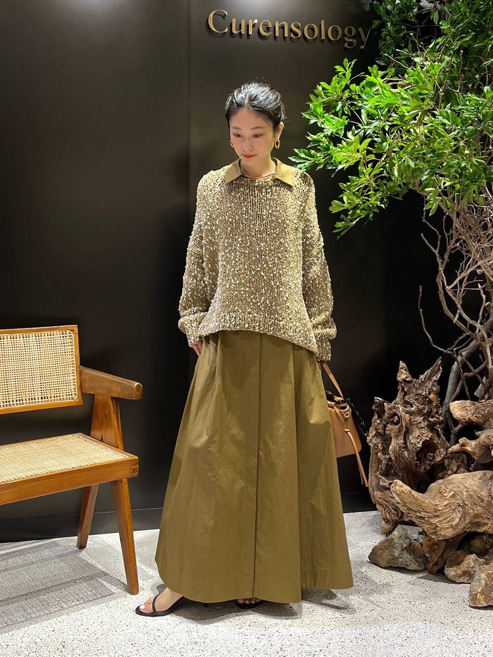 ベージュ系のワンピース、ベージュ系のニット/セーターを着用したレディースの夏コーディネートの4枚目の写真