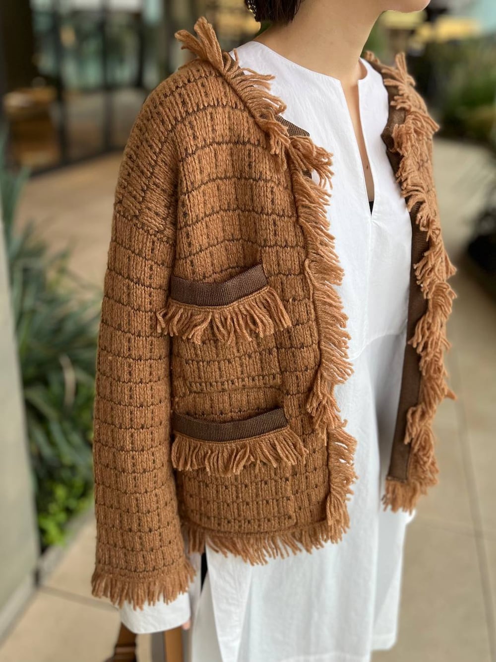 ホワイト系のシャツ/ブラウス、イエロー系のカーディガン/ボレロ、ブラック系のその他パンツを着用したレディースの秋コーディネートの10枚目の写真