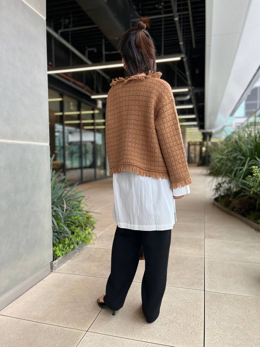 ホワイト系のシャツ/ブラウス、イエロー系のカーディガン/ボレロ、ブラック系のその他パンツを着用したレディースの秋コーディネートの8枚目の写真