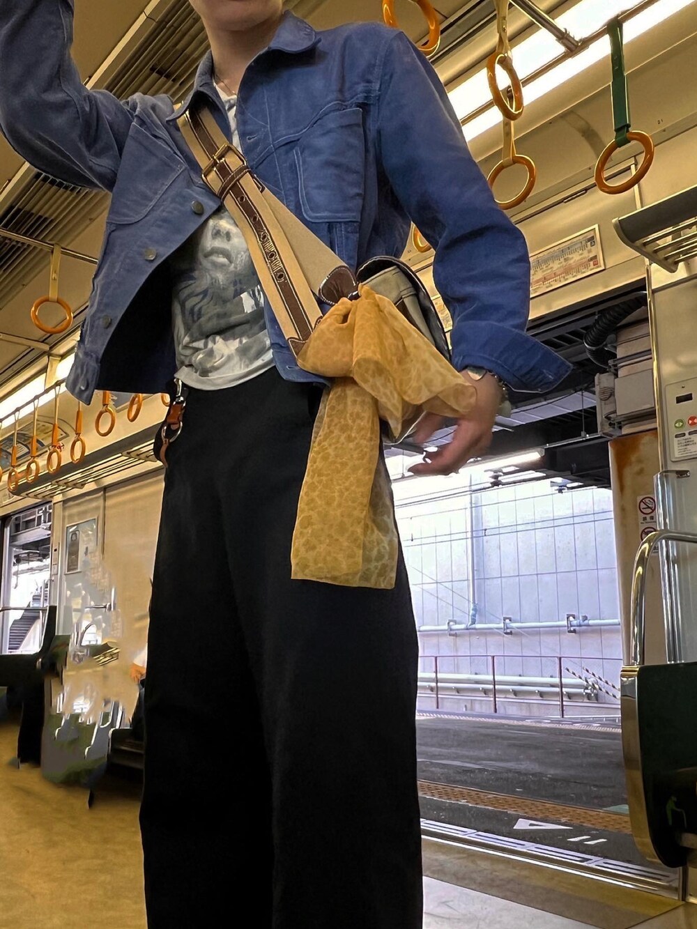 その他のその他アウター、シルバー系のブレスレットを着用したメンズの夏コーディネートの3枚目の写真