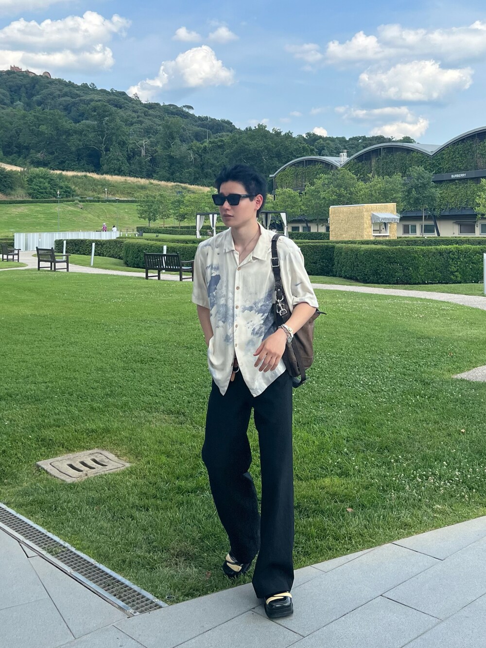 ブラック系のドレスシューズ、ブラウン系のキーホルダー、ブラック系のネックレスを着用したメンズの夏コーディネートの3枚目の写真