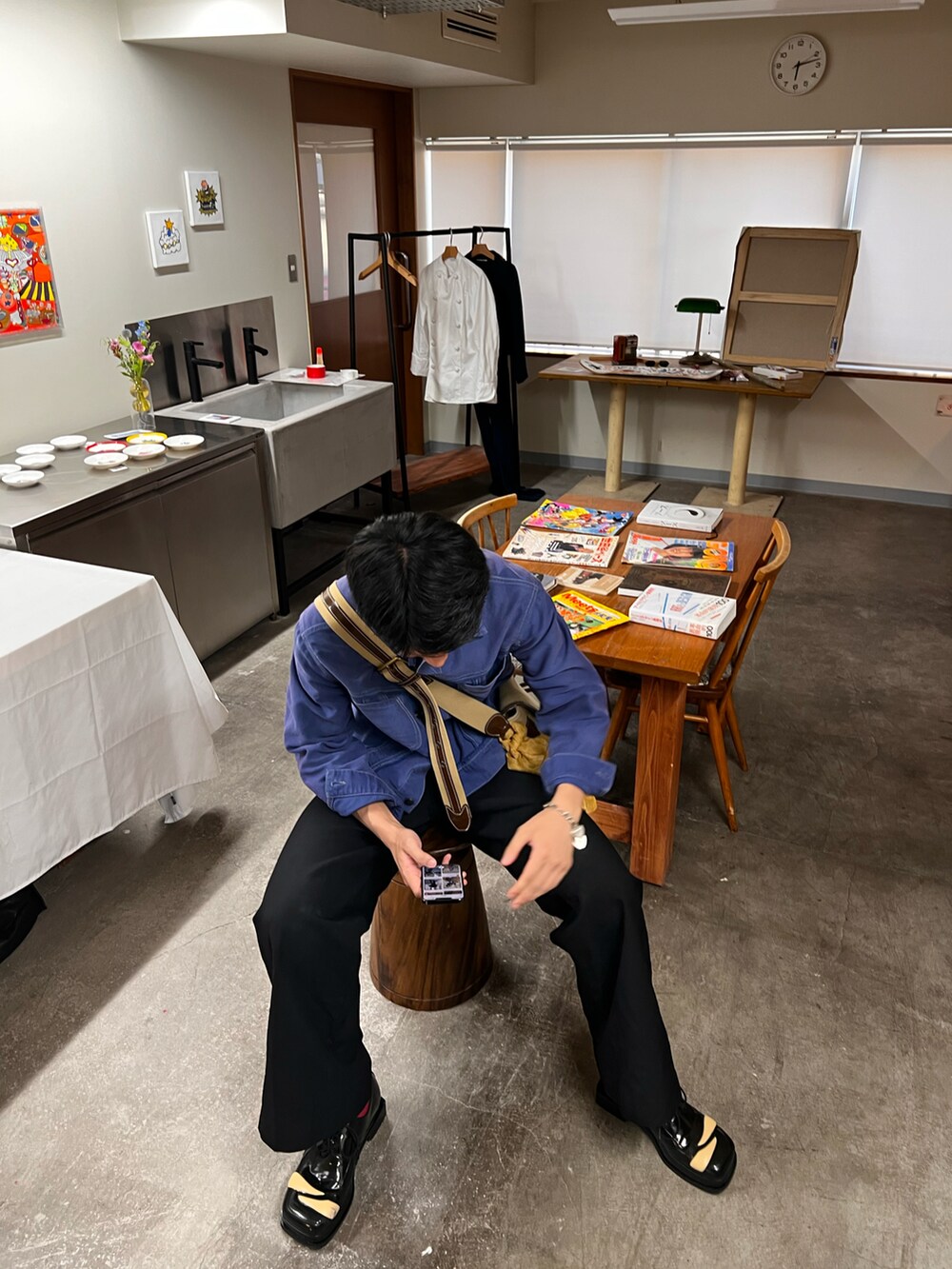 その他のその他アウター、シルバー系のブレスレットを着用したメンズの夏コーディネートの4枚目の写真